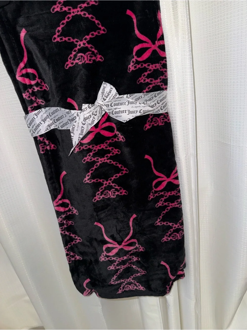 Juicy Couture Black and Pink Plush Printed Throw 50”x60”new blanket